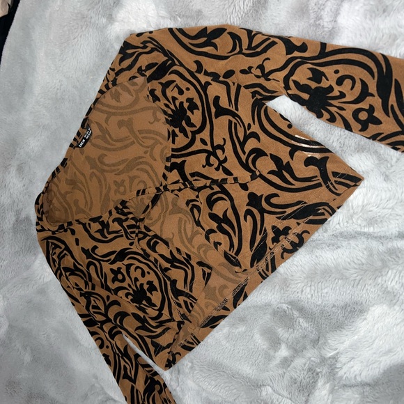 Front Tie Scroll Print Crop Top - Picture 4 of 5